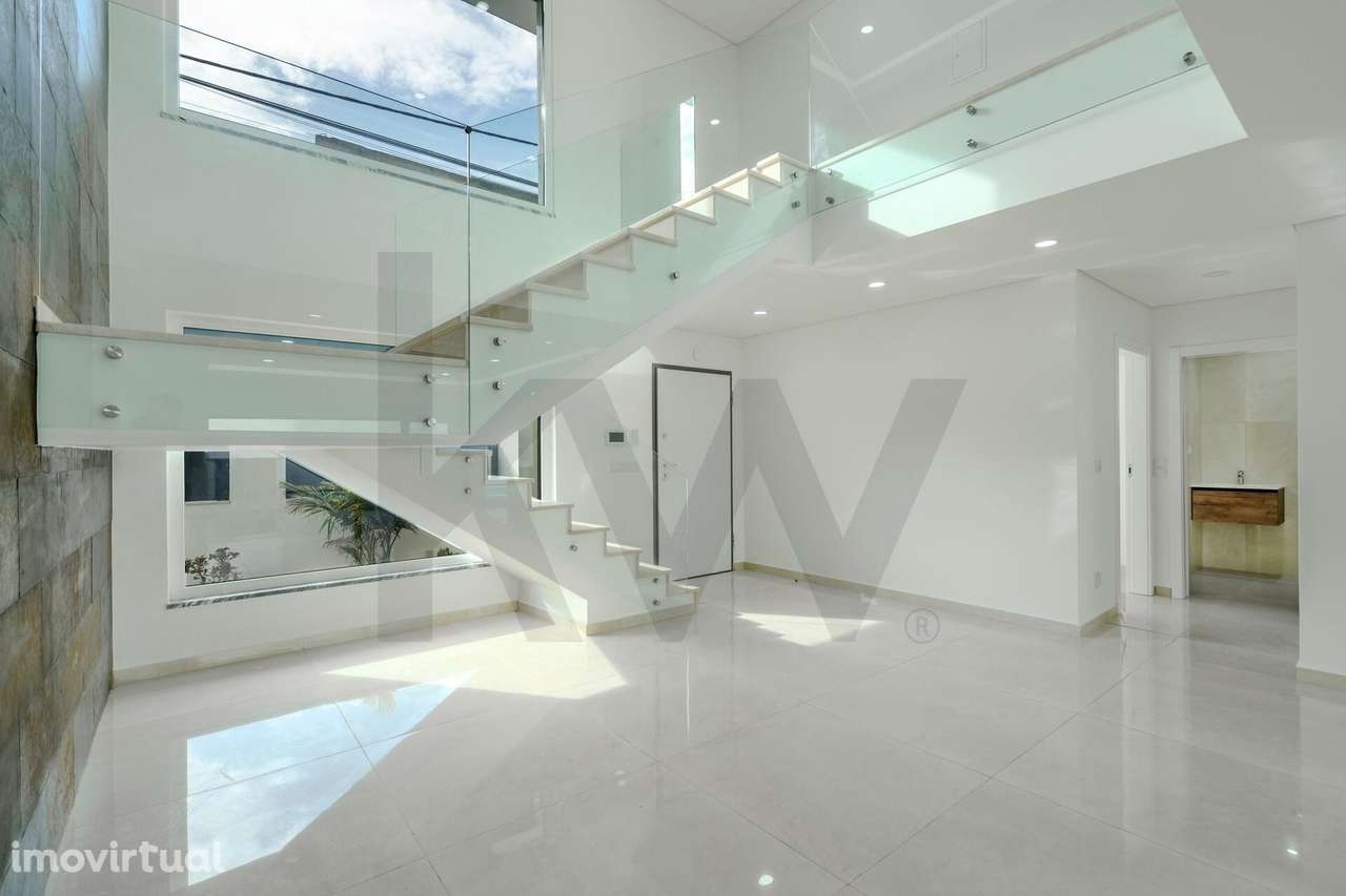 Moradia T4, isolada de design moderno, com piscina, lounge em Valadare - Grande imagem: 2/35