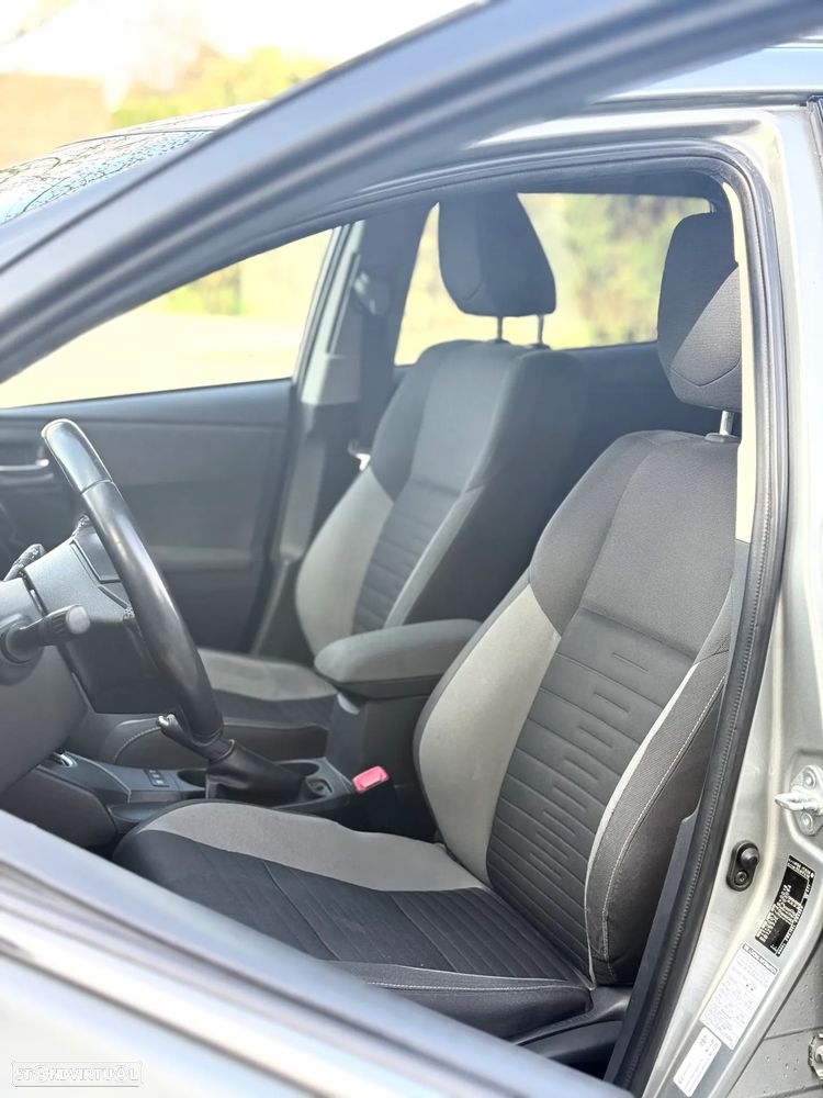 Toyota Auris Touring Sports 1.8 HSD Comfort - 18