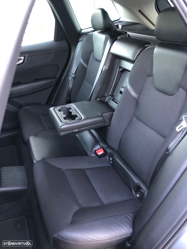 Volvo XC 60 2.0 T8 PHEV Momentum Plus AWD - 32