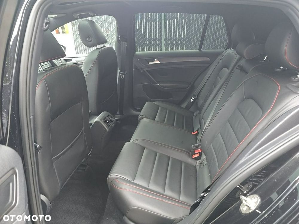 Volkswagen Golf - 11