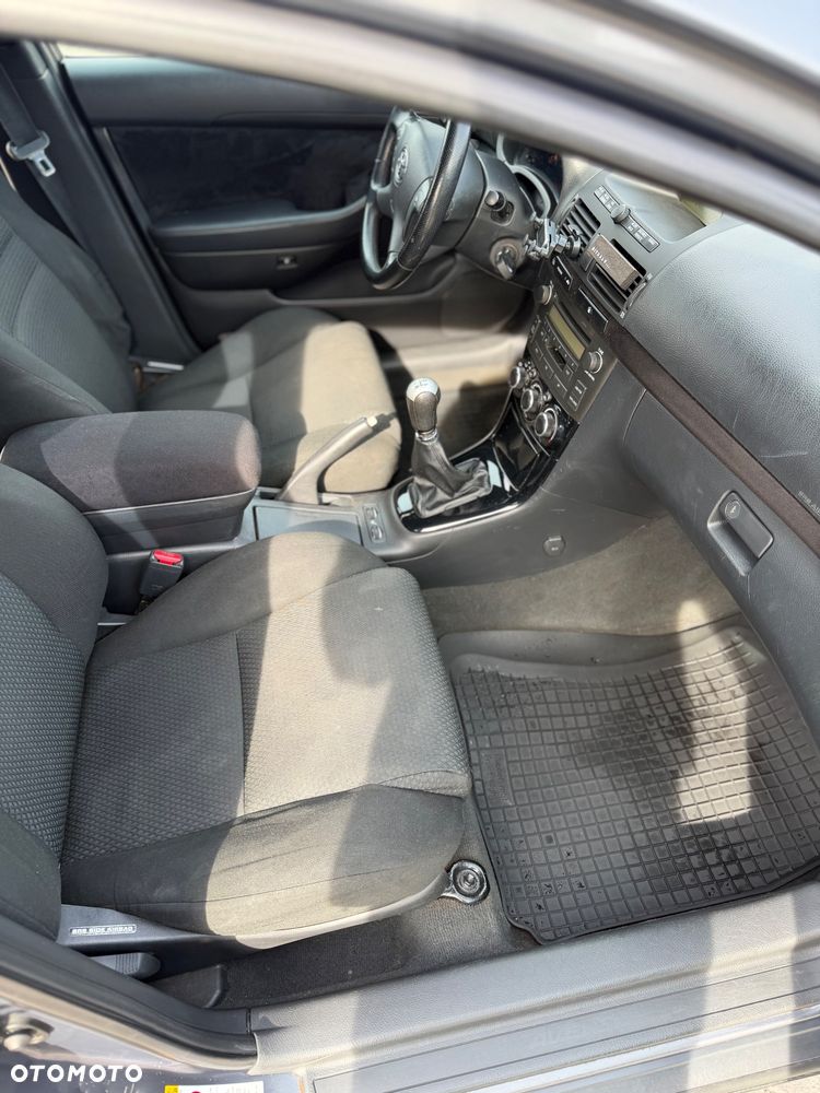 Toyota Avensis 1.6 VVT-i Terra - 12