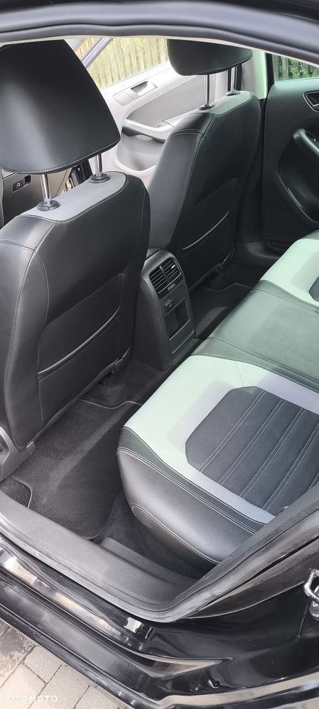 Volkswagen Jetta 2.0 TDI Highline - 16