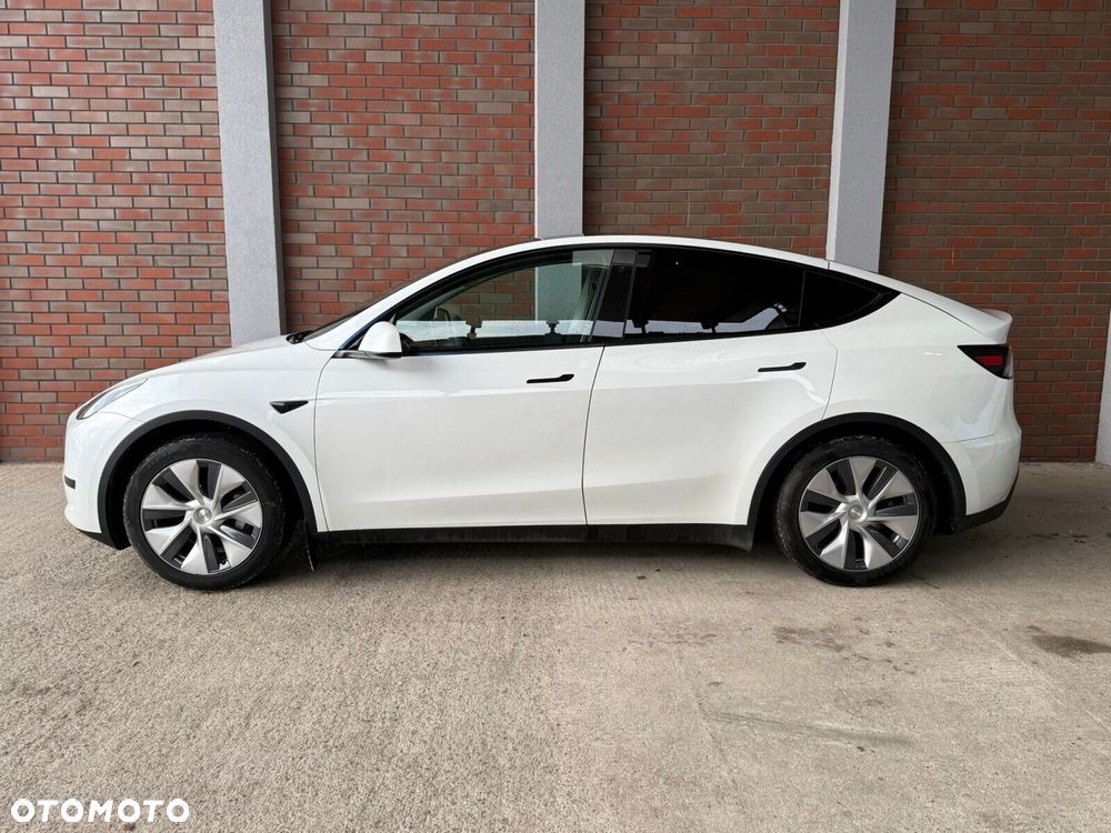 Tesla Model Y - 8
