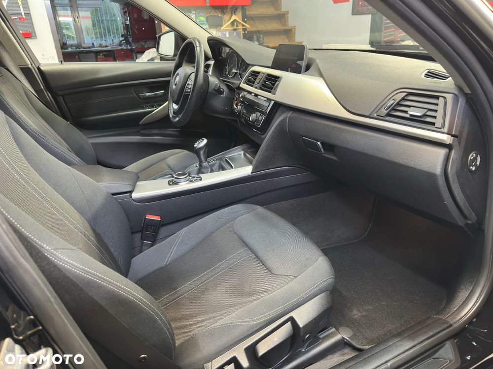 BMW Seria 3 318d Sport Line - 12