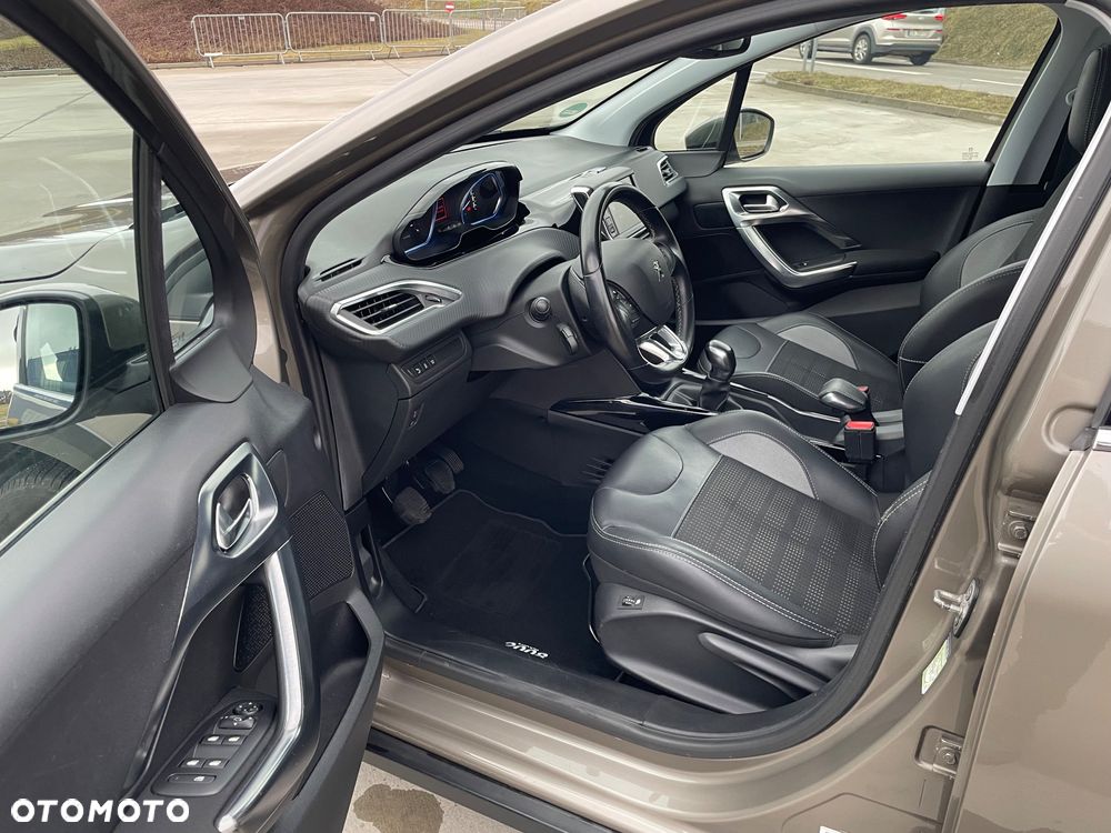 Peugeot 2008 1.2 Pure Tech Allure S&S - 10