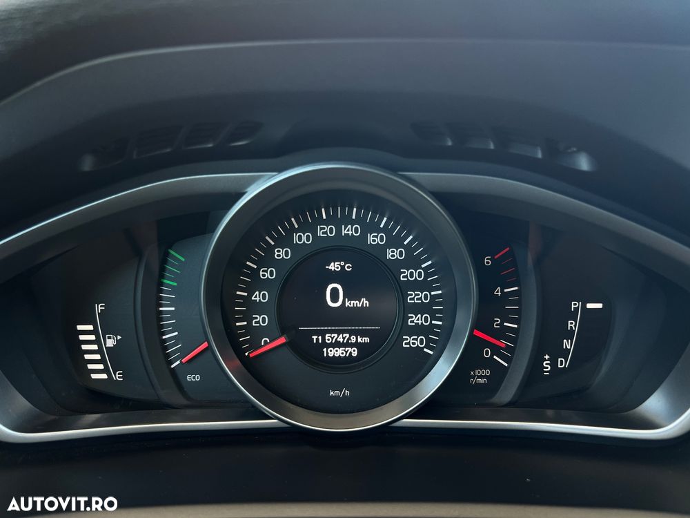 Volvo V40 D2 ECO Aut. R-Design - 12