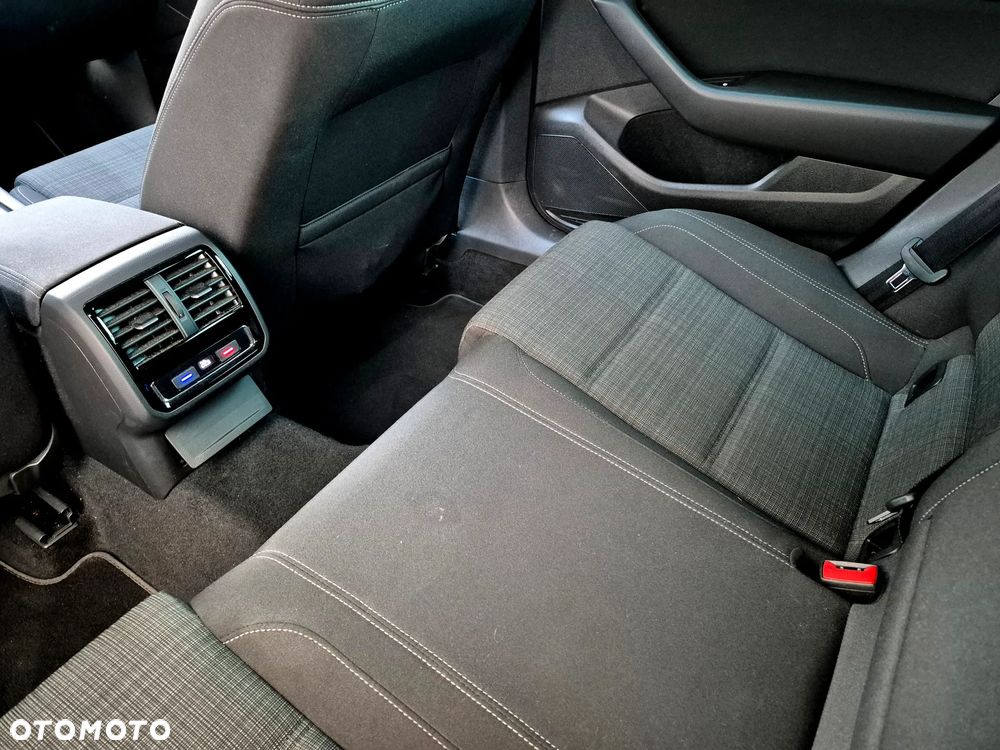 Volkswagen Passat - 25