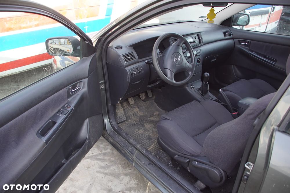 Auto na części - Toyota Corolla E12 1.4 VVT-i 97 KM 4ZZ-FE MTM 1C3 2002R Silnik Skrzynia Drzwi Maska Klapa Zderzak Błotnik Szyba Klamka Lampa Lusterko Deska Kokpit Sterownik Moduł Czujnik Licznik Panel Kierownica - 8