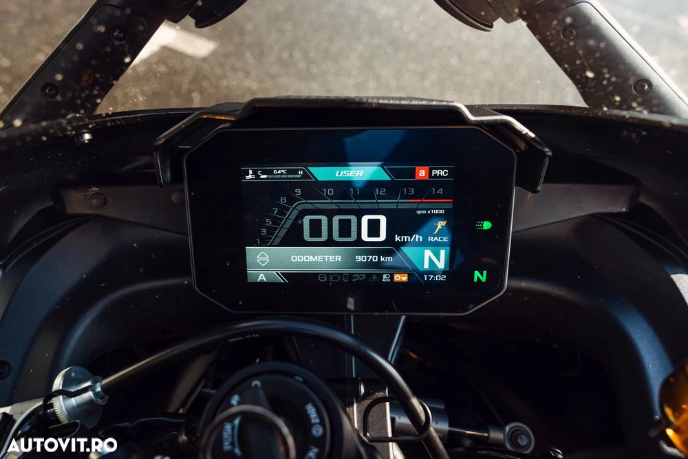 Aprilia RSV-4 Factory - 14