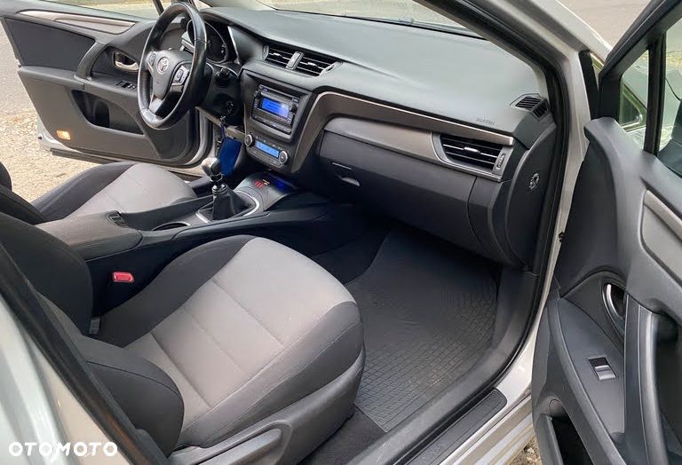 Toyota Avensis 1.6 Premium - 6