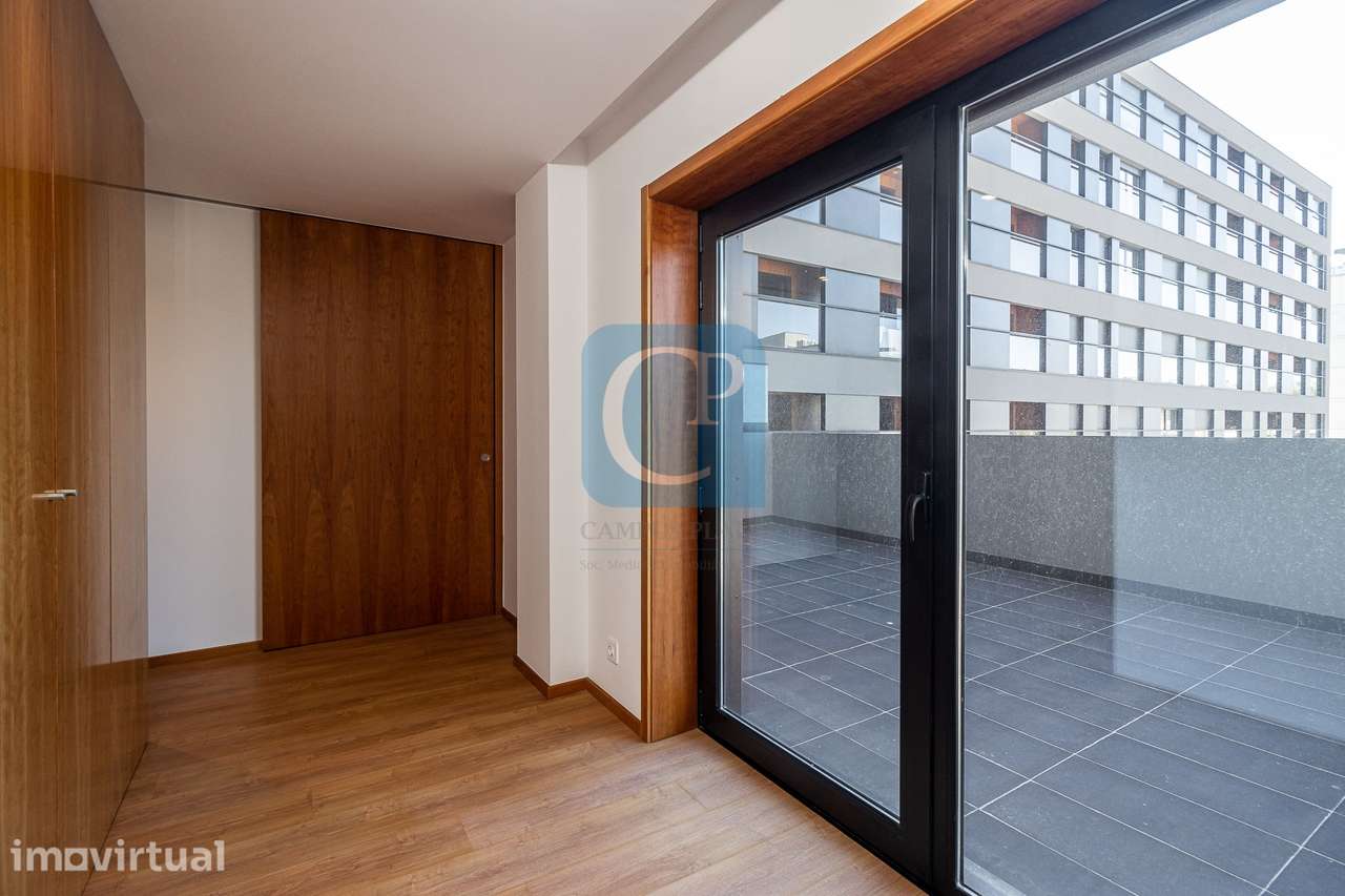 Apartamento T1 Kit mobilado e com terraço ao Hospital São João - Grande imagem: 2/17