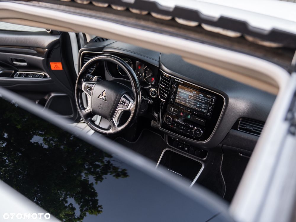 Mitsubishi Outlander 2.0 4WD Plug-In Hybrid Plus - 28