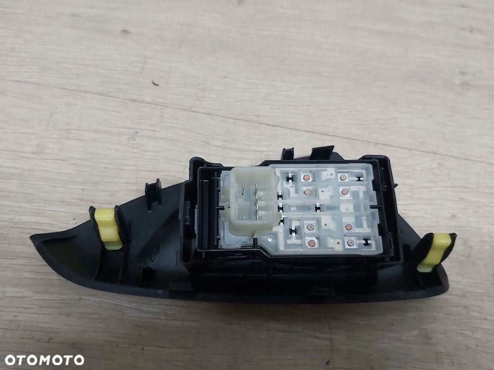 Toyota AYGO II przełącznik szyby lewy przód przycisk - 3