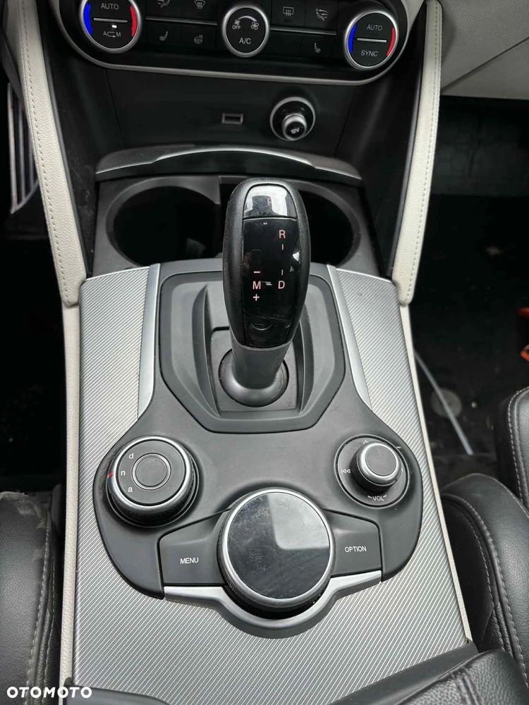 Alfa Romeo Stelvio 2.0 Turbo 16V AT8-Q4 Veloce Ti - 8