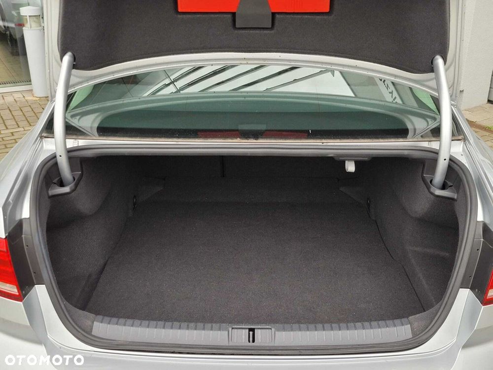 Volkswagen Passat - 12