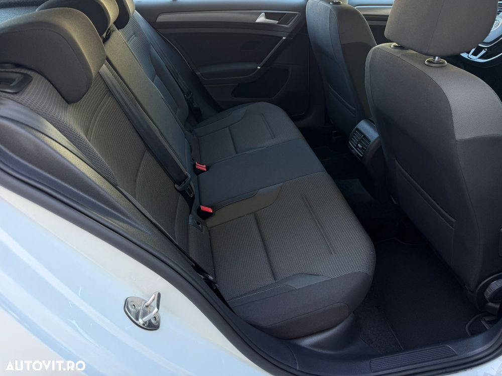 Volkswagen e-Golf - 10