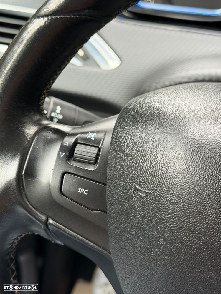 Peugeot 2008 1.2 PureTech Allure EAT6 - 19