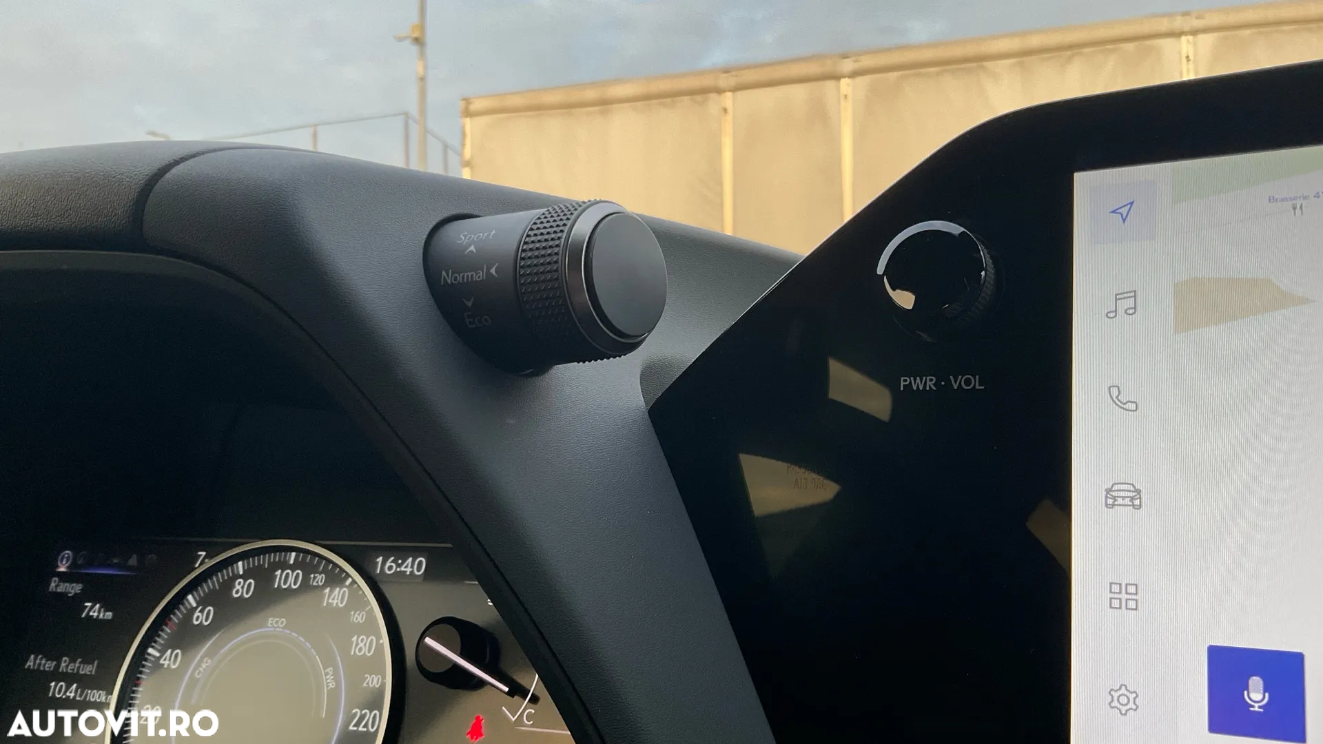 Lexus UX 250h 2.0L HEV 20H- (178 HP) 4X4 CVT Luxury - 35