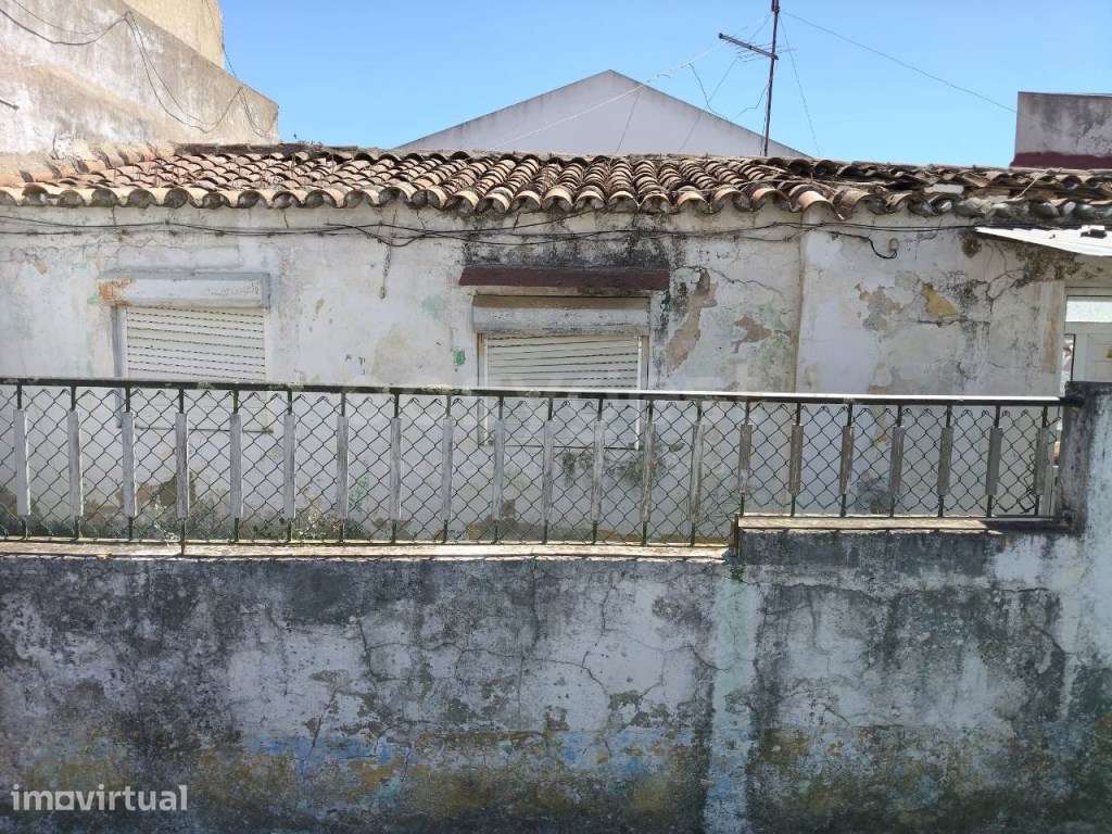 Moradia para recuperar em Ferreira do Alentejo, inserida numa zona ... - Grande imagem: 2/14