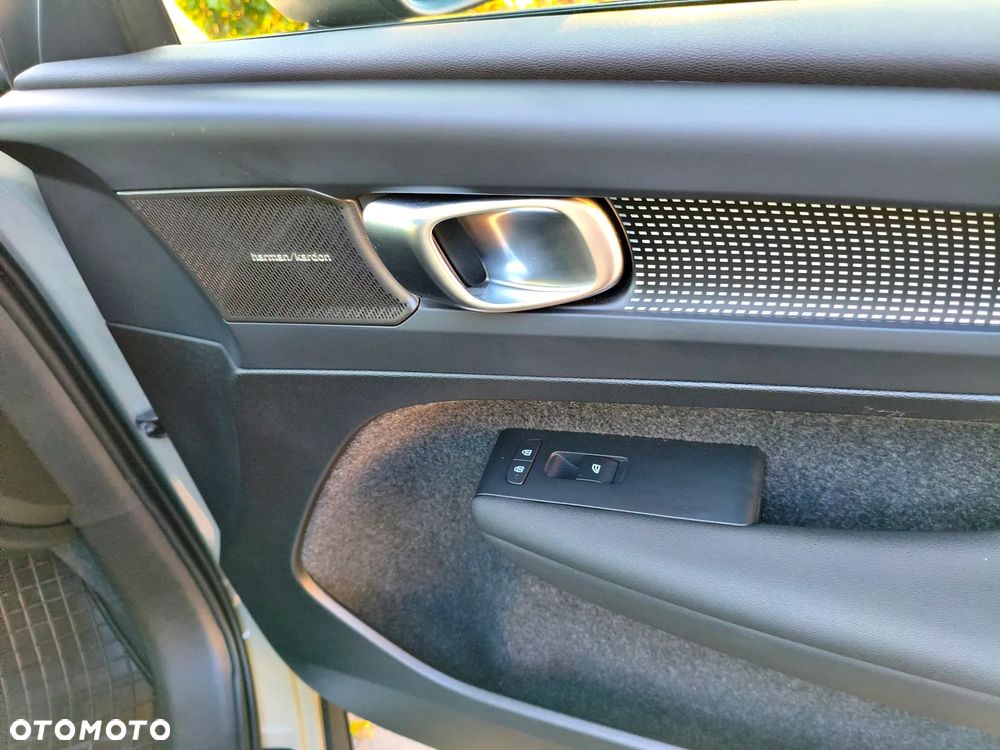 Volvo XC 40 B4 Ultra Black Edition - 9