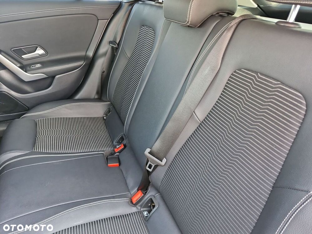 Mercedes-Benz CLA 180 Progressive 7G-DCT - 12