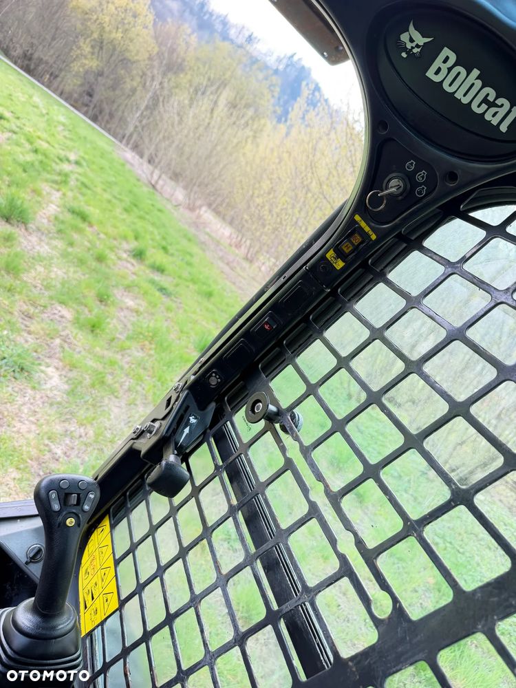 Bobcat S450 ładowarka 4x4 wózek terenowy. Łyżka. Pełne sterowanie z dżojstika jazda i praca. Aktualne serwisy DEKRA 2026r. Dokumentacja Pełna. Silnik Kubota 4cyl 55km. Maszyna Jak Nowa z Salonu! Pochodzi z Norweskiego Gospodarstwa! 2019 rok 1880 mtg! Zero luzów i wycieków. Bardzo mocna i wydajna maszyna o małych gabarytach! Idealna do stajni oraz Budownictwa. OKAZJA TANIO 3 wyjścia Hydrauliczne pod urządzenia!! - 13