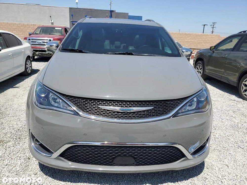 Chrysler Pacifica - 5