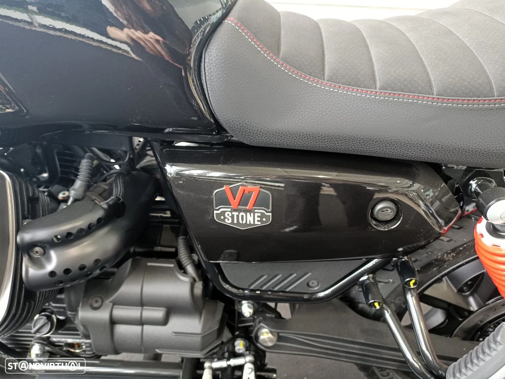Moto Guzzi V7 Stone Special Edition - 3
