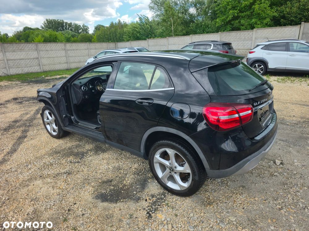 Mercedes-Benz GLA 200 d 7G-DCT - 11
