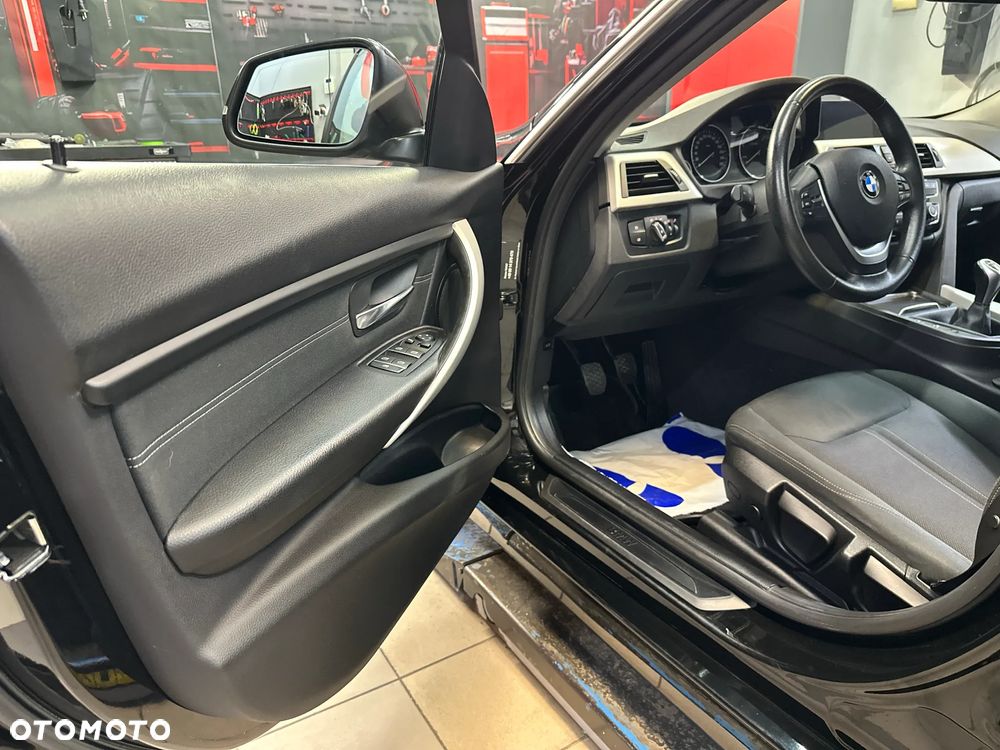 BMW Seria 3 318d Sport Line - 37