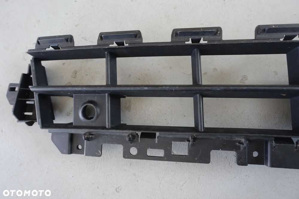 KRATKA ŚRODKOWA ZDERZAKA AUDI Q2 81A - 8