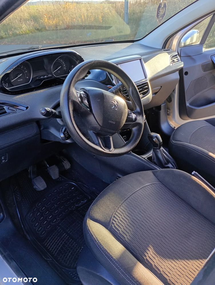 Peugeot 208 - 8