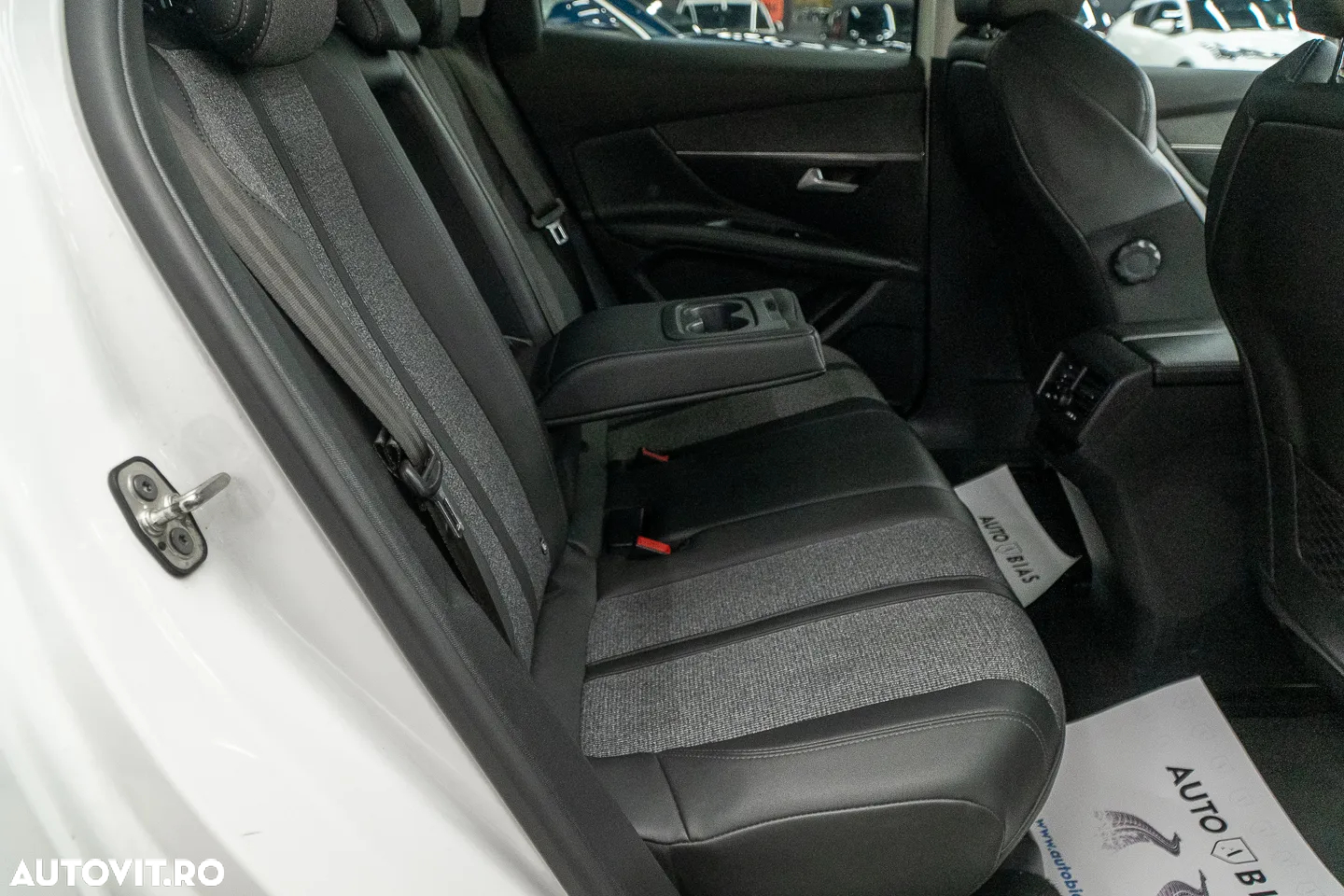 Peugeot 3008 1.2 PureTech S&S EAT8 Allure - 9
