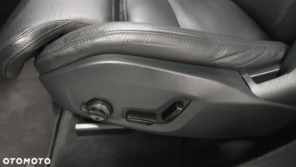 Volvo XC 60 B4 D Plus Dark - 17