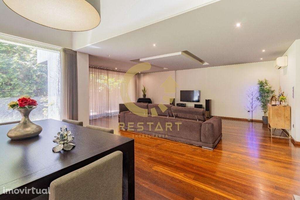 Moradia T5 no Centro de Ermesinde com Áreas Generosas, Jardim e Terraç - Grande imagem: 4/52