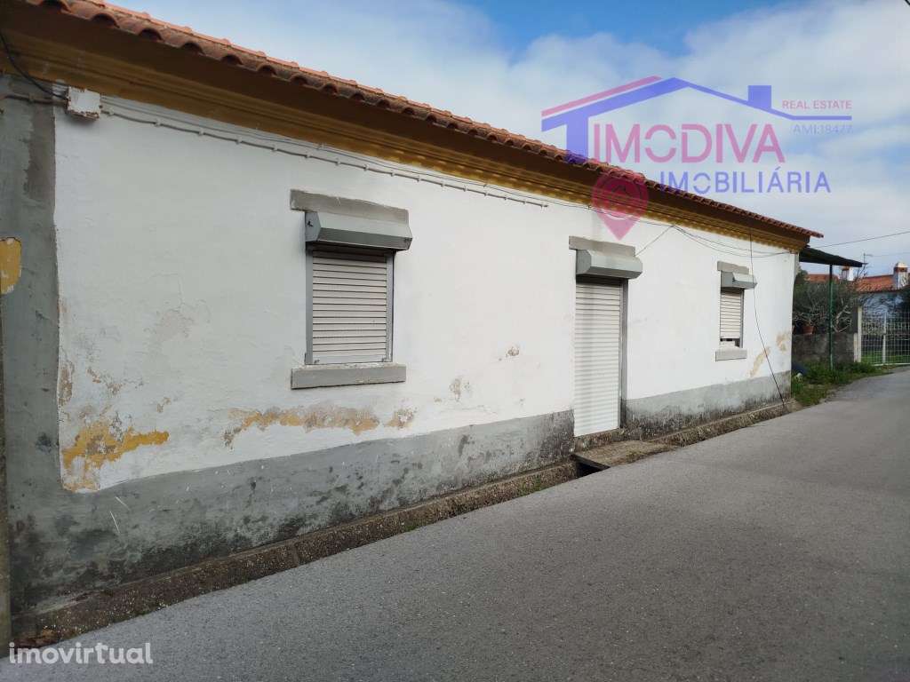 Moradia T2 com arrecadações, garagem e quintal em Constância - Grande imagem: 2/37