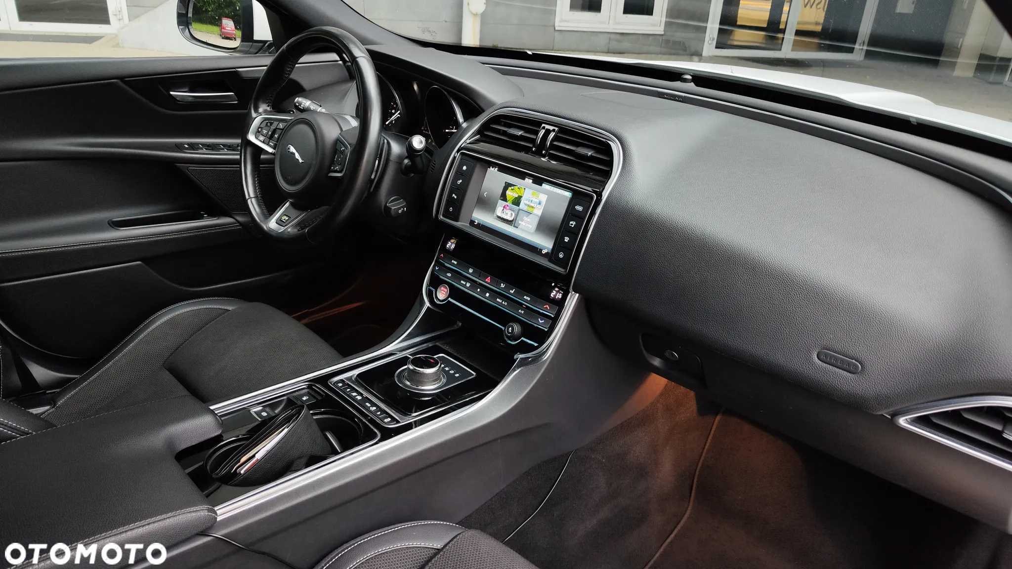 Jaguar XE 20d AWD R-Sport - 36