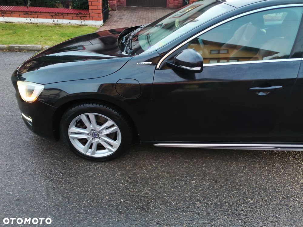 Volvo V60 D6 AWD Plug-in Hybrid R-Design Momentum - 24