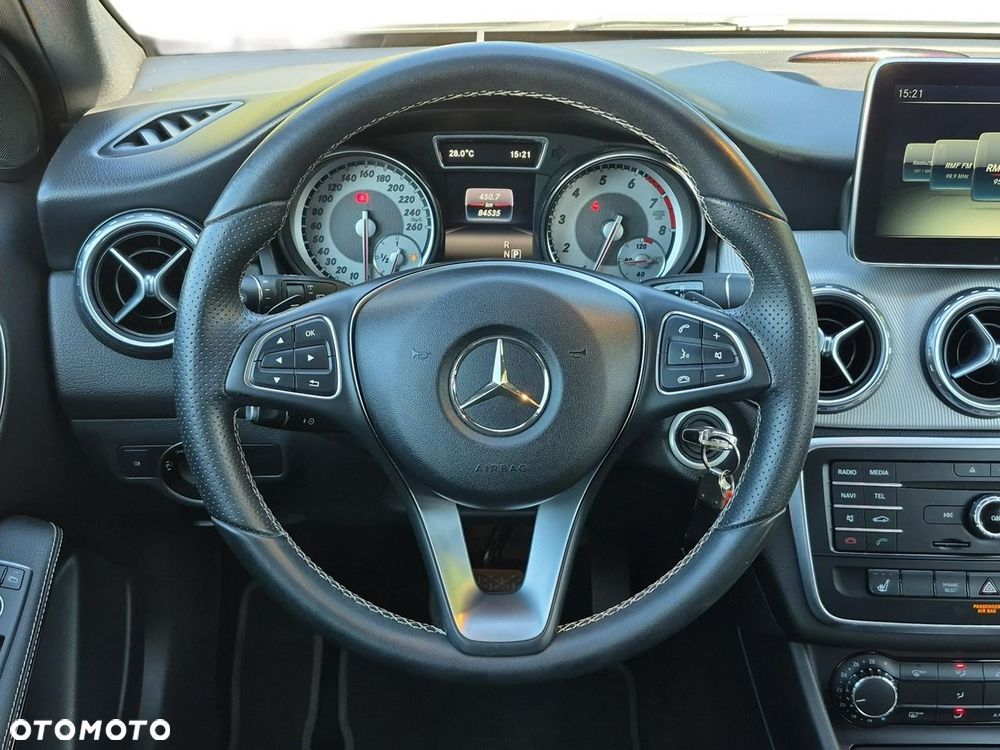 Mercedes-Benz GLA 180 7G-DCT - 22