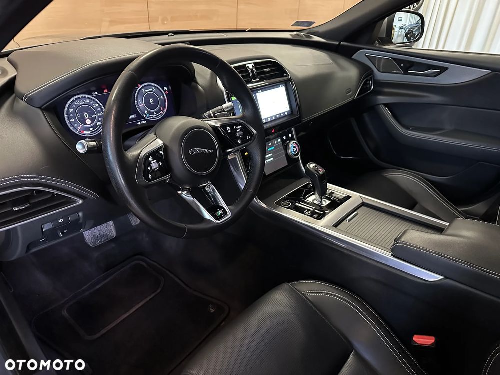 Jaguar XE 2.0 D180 R-Dynamic SE - 10