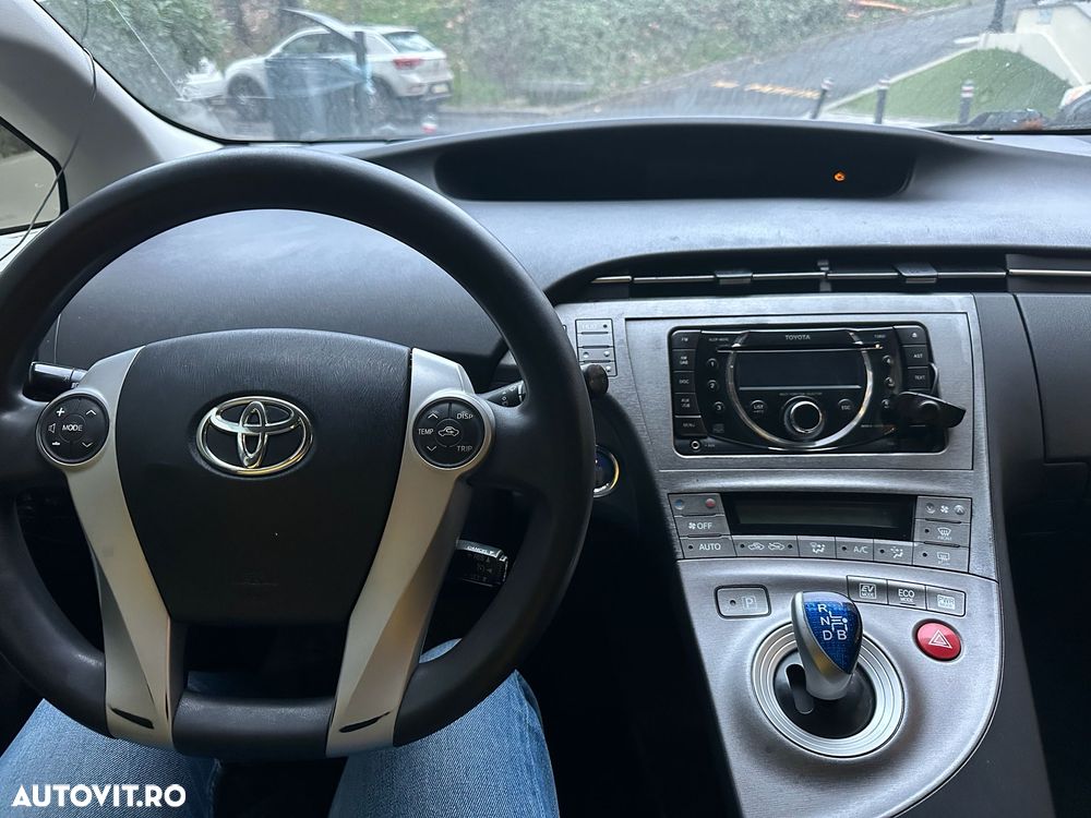 Toyota Prius (Hybrid) - 3