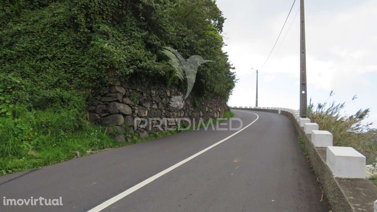 TERRENO  COM 2.387M2 NO ESTREITO DE CÂMARA DE LOBOS - Grande imagem: 3/8