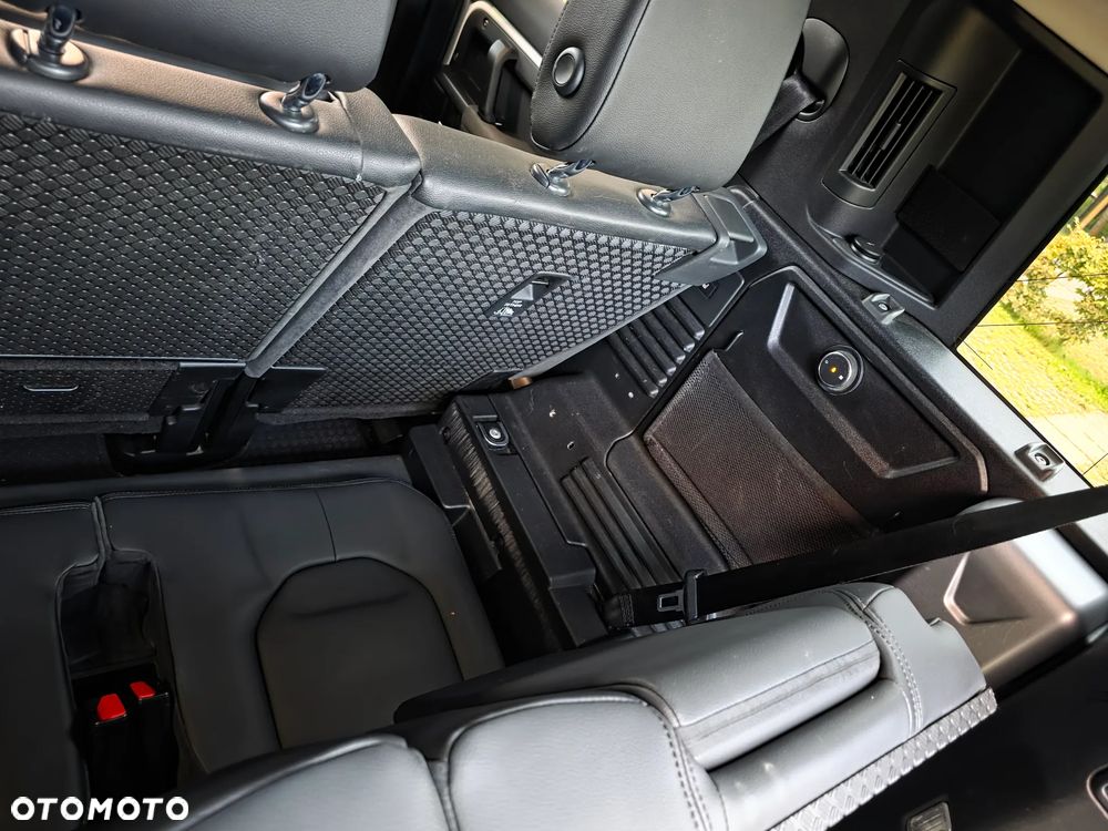 Land Rover Defender - 17