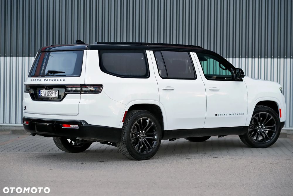 Jeep Grand Wagoneer - 12