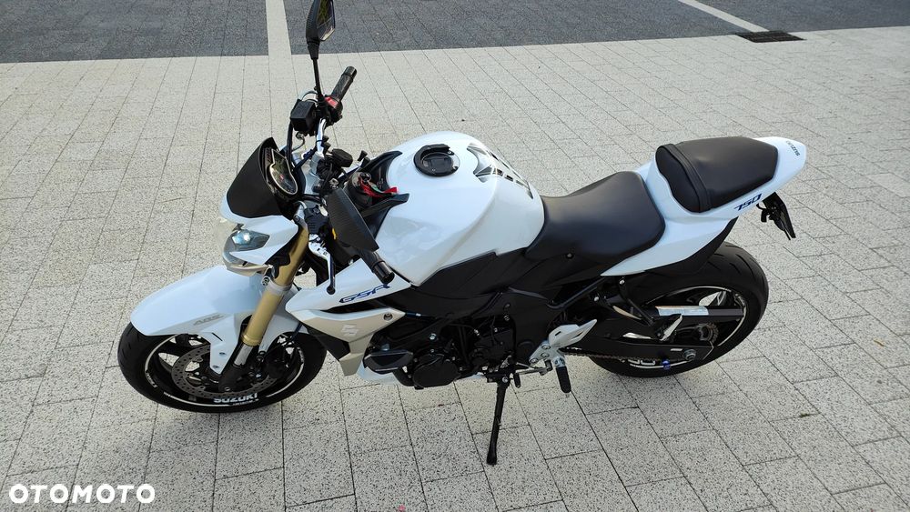 Suzuki GSR - 29