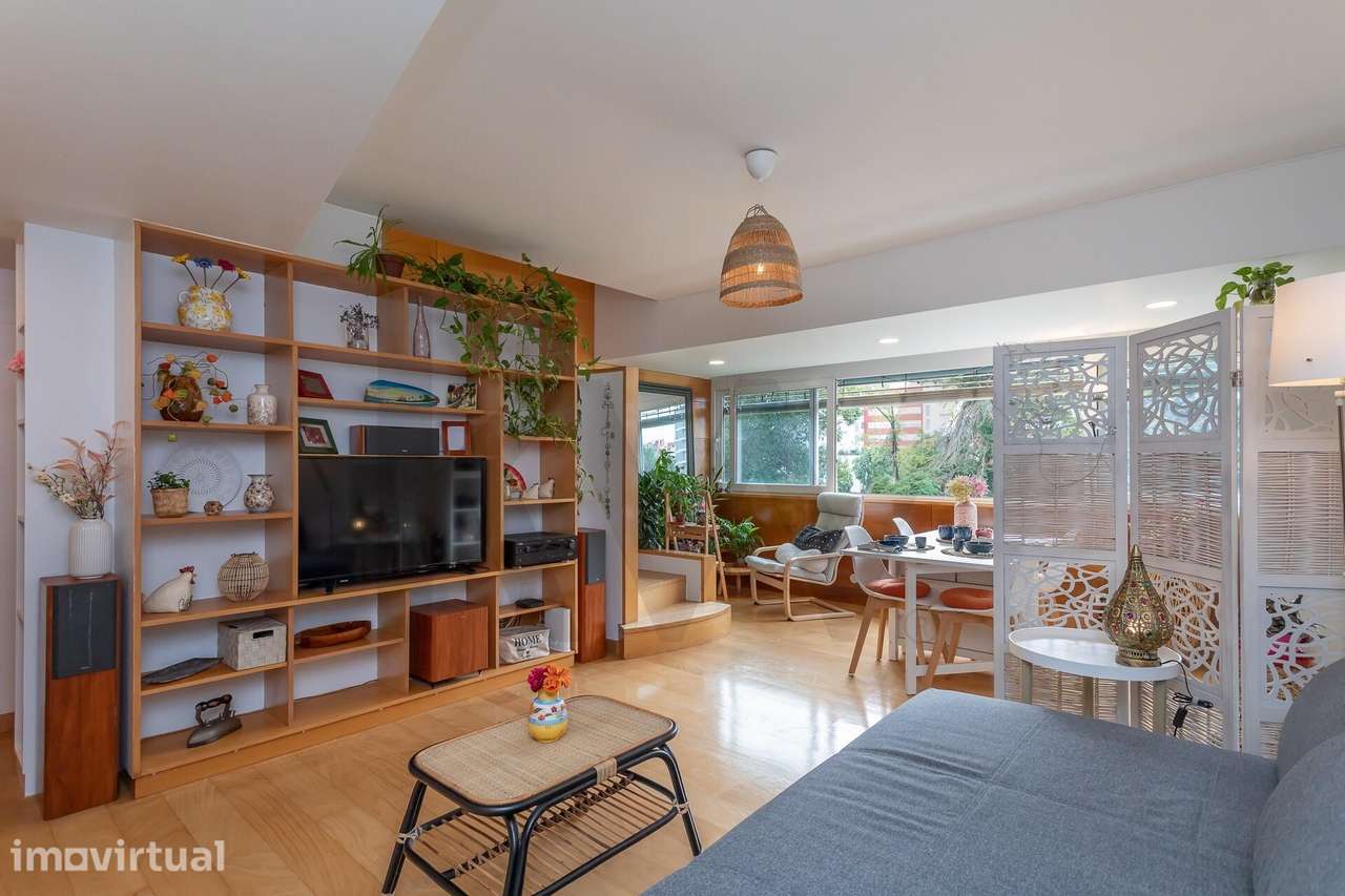 T3 convertido em T2 Duplex remodelado nos Olivais Sul | Varanda a Sul - Grande imagem: 2/60