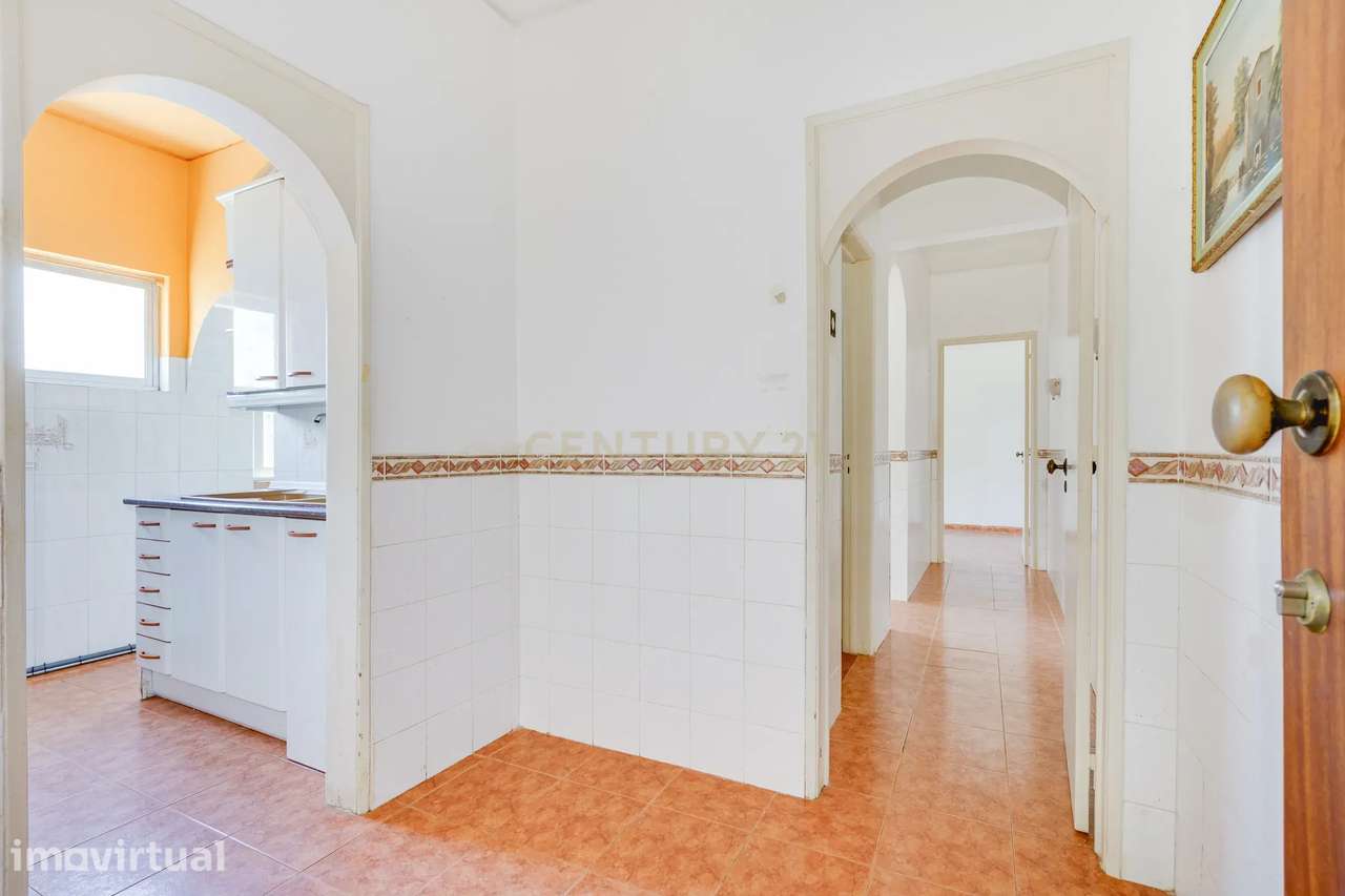 T2 Luminoso na Vila da Apelação – Espaço, Conforto e Potencial - Grande imagem: 5/27
