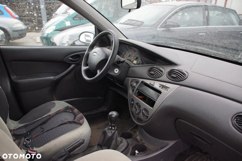 Auto na części - Ford Focus MK1 Lift 1.8 TDCI 101 KM FFDA 2S4R-7002-PB Deep Navy 2004R Silnik Skrzynia Drzwi Maska Błotnik Klapa Zderzak Lampa Lusterko Klamka Szyba Deska Kokpit Sterownik Moduł Czujnik Licznik Panel Kierownica - 15