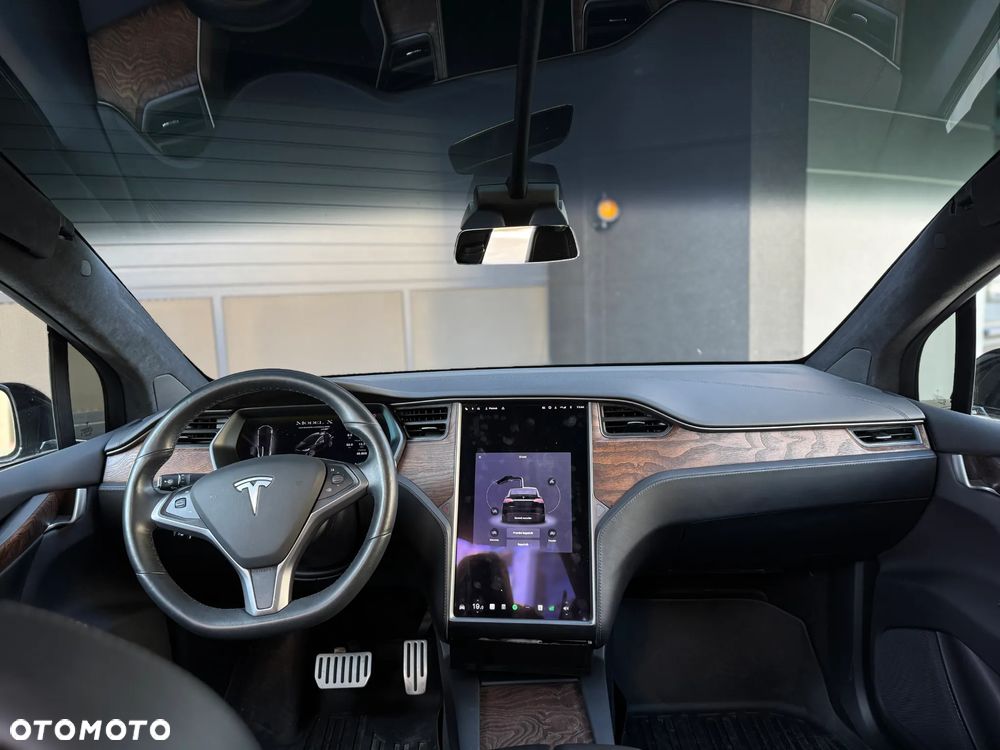 Tesla Model X - 16