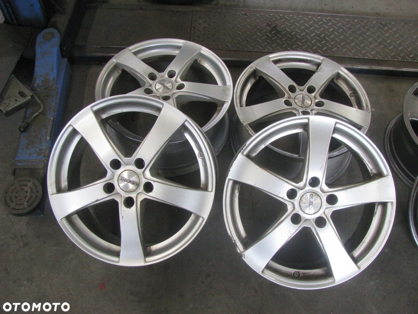 Felga aluminiowa Dezent TD 7.5" x 17" 5x114.3 ET 38 - 1
